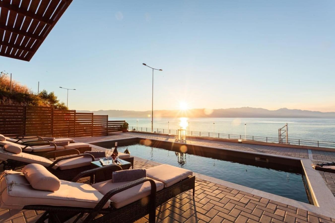 Seaside Summer Bliss - Aurora Luxury Pool Paradise Petalídhion Exterior foto